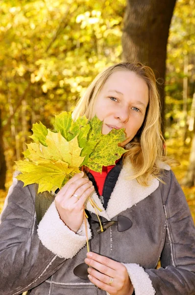 Hübsche Frau im Herbstwald — Stockfoto
