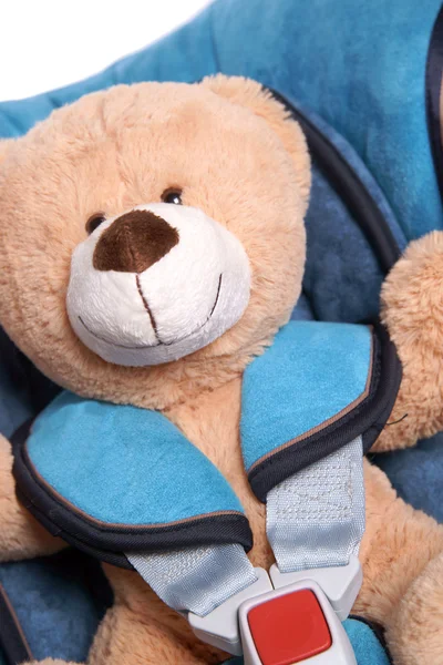 Teddy im Autositz — Stockfoto