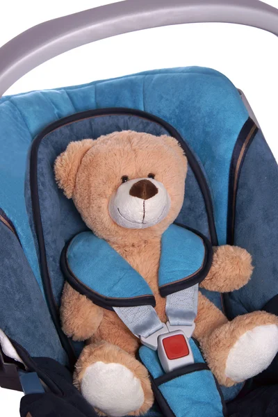 Teddy im Autositz — Stockfoto