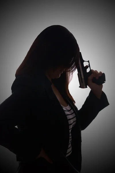 拳銃を持つ女性 — ストック写真