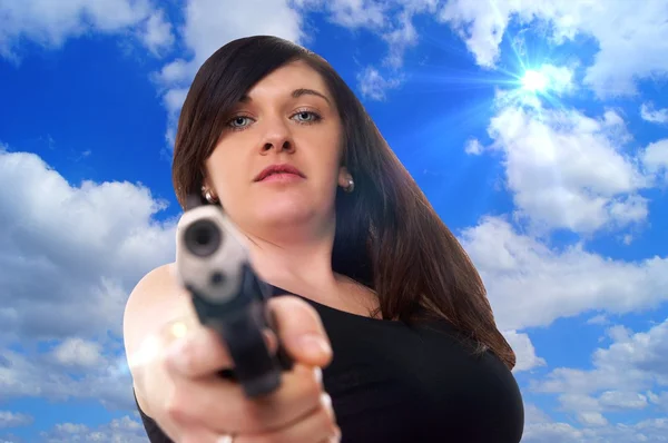 Frau mit Handfeuerwaffe — Stockfoto