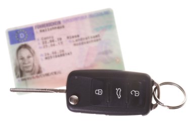 araba anahtarı ve sürücü lisansı