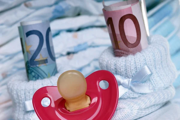 Bir bebek için maliyetleri — Stok fotoğraf