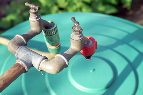 Rubinetto e serbatoio dell'acqua — Foto Stock