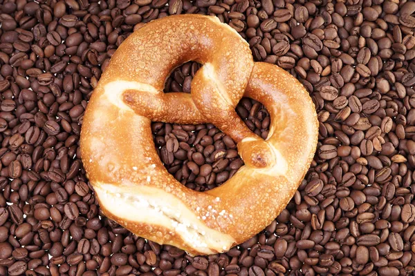 Pretzel with coffee beans — Stock Photo, Image