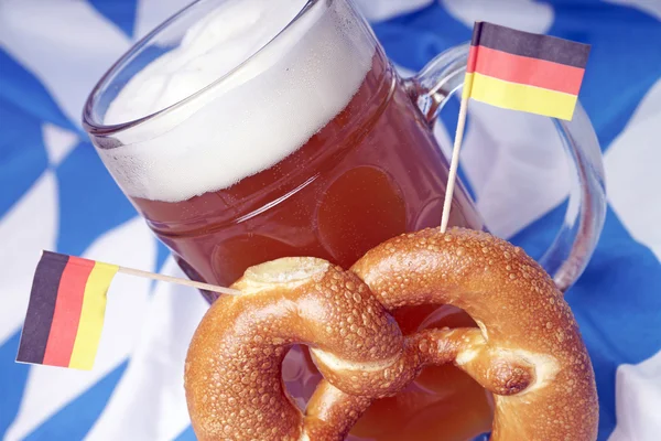 Taza de cerveza con cerveza de trigo — Foto de Stock