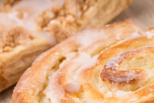 Vanilla snail and cake — Stock Photo, Image