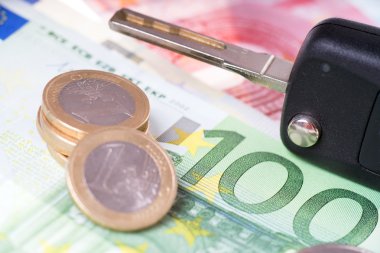 araba anahtarı ve para