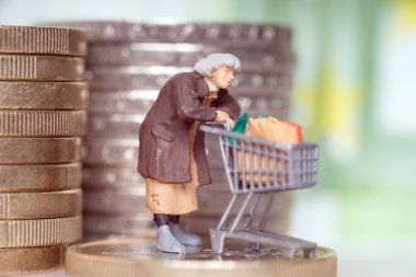 yaşlı kadın ve euro para