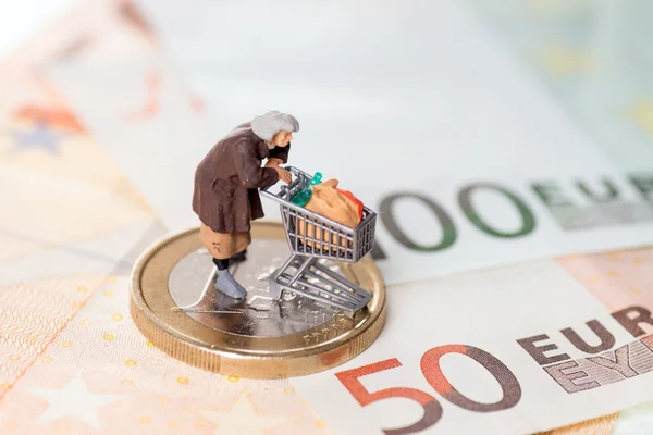 Oude vrouw en euro geld — Stockfoto