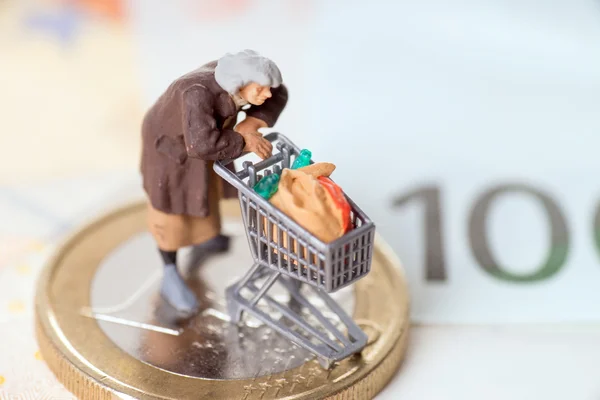 Yaşlı kadın ve euro para — Stok fotoğraf