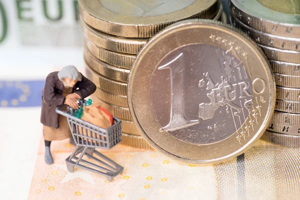 Старуха и деньги евро — стоковое фото