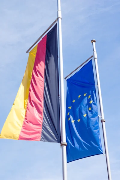 Deutschlandfahne und Europafahne — Stockfoto