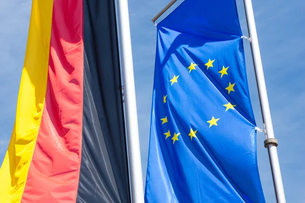 Almanya bayrağı ve Avrupa bayrağı — Stok fotoğraf
