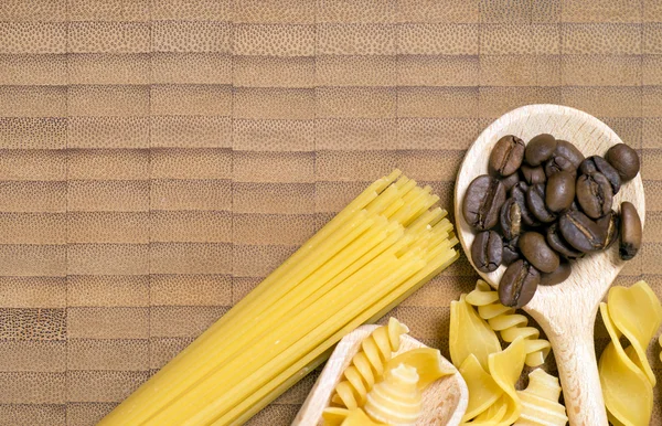 Nudeln und Kaffeebohnen — Stockfoto