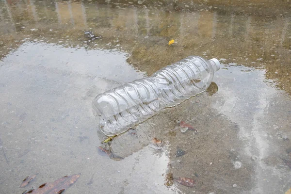Zwevende Plastic Flessen Overspoelden Straten Van Het Dorp — Stockfoto