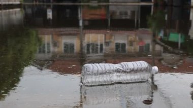 Yüzen plastik şişeler köy sokaklarını doldurdu..