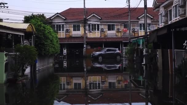 Автомобиль Проходит Через Затопленный Переулок Деревне Таиланде — стоковое видео