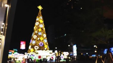 Yeni yılınız kutlu olsun Noel ağacı aile tatili için yanıp sönen çelenklerle süslenir.. 