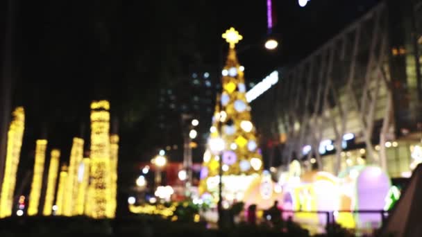 新年快乐圣诞树装饰在家庭节日期间 旁边闪烁着的灯泡花环的背景上 — 图库视频影像