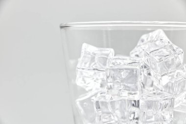 Beyaz arkaplanda buzlar var..