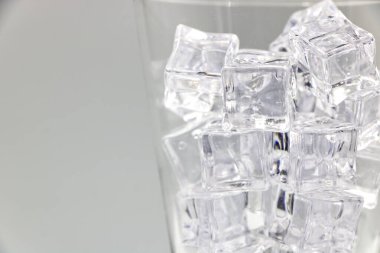 Beyaz arkaplanda buzlar var..