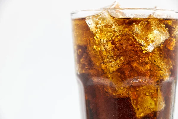 Cola Üveg Zúzott Egy Fehér Háttér Kóla Jég Üveg Vannak — Stock Fotó