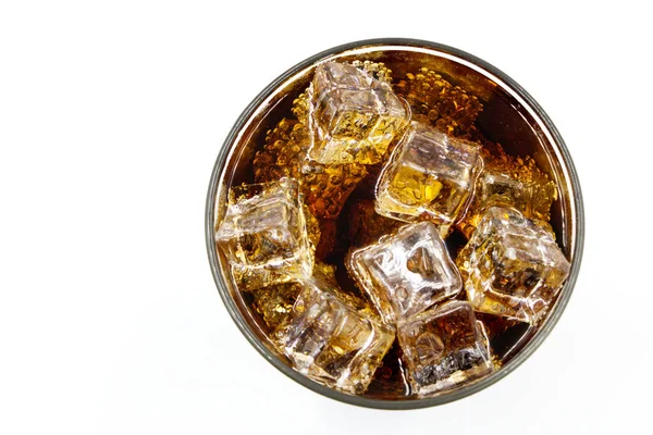 Szklanka Cola Kruszonym Białym Tle Lodem Cola Szkle Kropelki Wody — Zdjęcie stockowe
