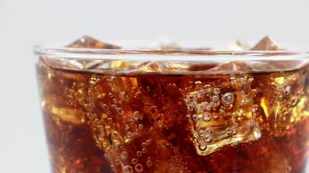 Cola Kostkami Lodu Bliska Cola Lodem Szklance Zbliżenie Coli Sodowej — Wideo stockowe