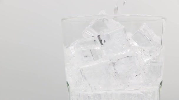 Pouring Soda Ανθρακούχο Νερό Παγάκια Close Σόδα Ανθρακούχο Νερό Πάγο — Αρχείο Βίντεο