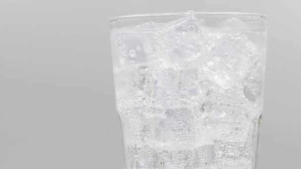 Soda Šumivá Voda Ledem Skle Bílém Pozadí — Stock video
