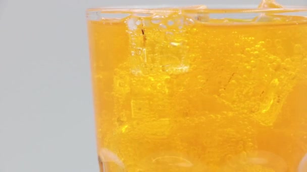 유리잔에 얼음을 오렌지빛나는 위에서 오렌지 모양의 유리잔 — 비디오