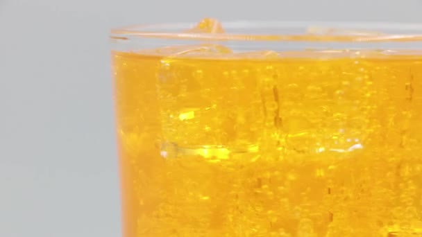유리잔에 얼음을 오렌지빛나는 위에서 오렌지 모양의 유리잔 — 비디오