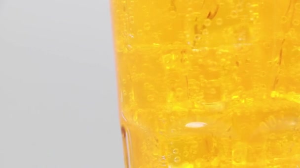 Oranje Sprankelend Water Met Ijs Glas Draai Glas Sinaasappel Sprankelend — Stockvideo