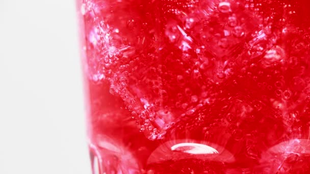 在白色背景上的红色闪烁着冰块的水 — 图库视频影像