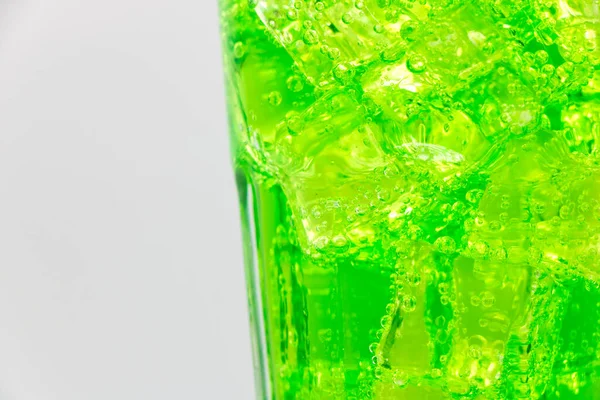 Grünes Mineralwasser Mit Eis Glas Auf Weißem Hintergrund — Stockfoto