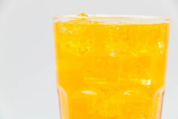 Narancssárga Pezsgő Víz Jég Üveg Felett Fehér Háttér — Stock Fotó