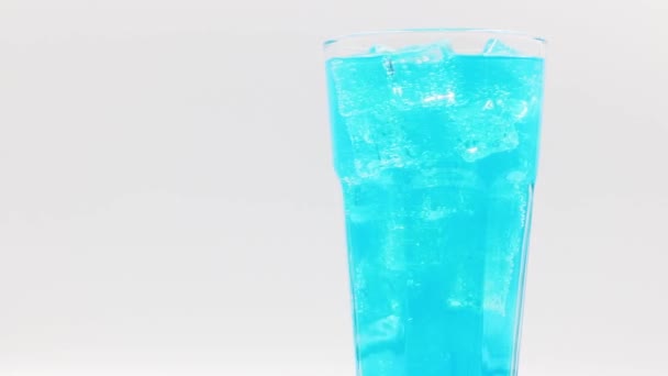 Blue Hawaii Sprankelend Water Met Ijs Glas Witte Achtergrond — Stockvideo