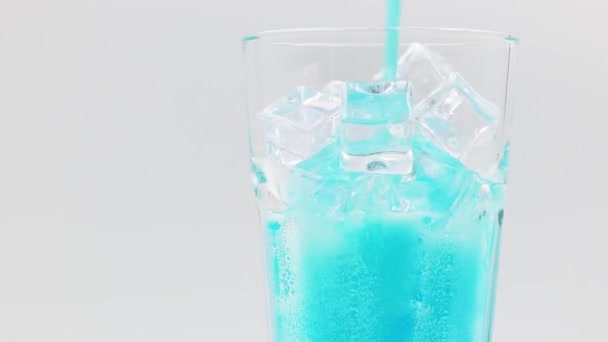 Giet Blauw Hawaii Sprankelend Water Met Ijsblokjes Close — Stockvideo