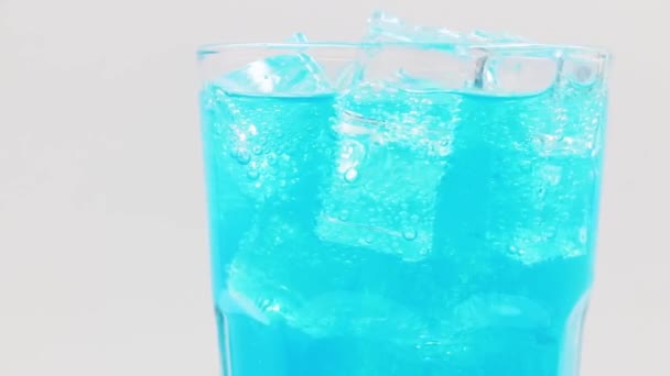 Sininen Havaiji Kuohuviini Vettä Ice Lasi Valkoisella Pohjalla — kuvapankkivideo