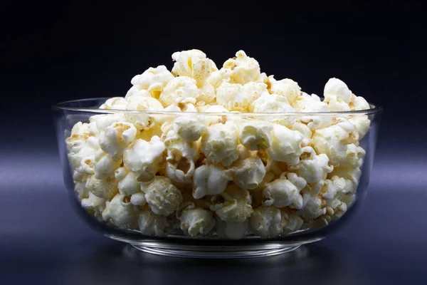 Popcorn Una Tazza Vetro Posto Sfondo Nero — Foto Stock