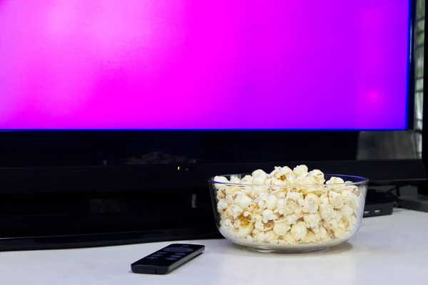 Szklany Kubek Słonym Popcornem Ekranie Telewizora — Zdjęcie stockowe