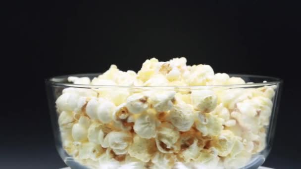 Nalijte Popcorn Rotačního Skla Černém Pozadí — Stock video
