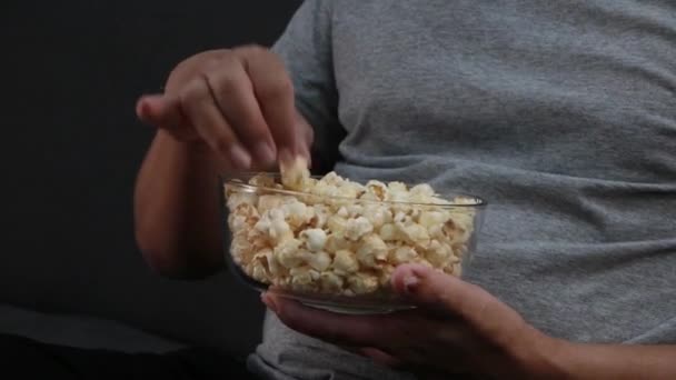 Homem Comendo Pipocas Uma Xícara Vidro Sofá Enquanto Assiste Filmes — Vídeo de Stock