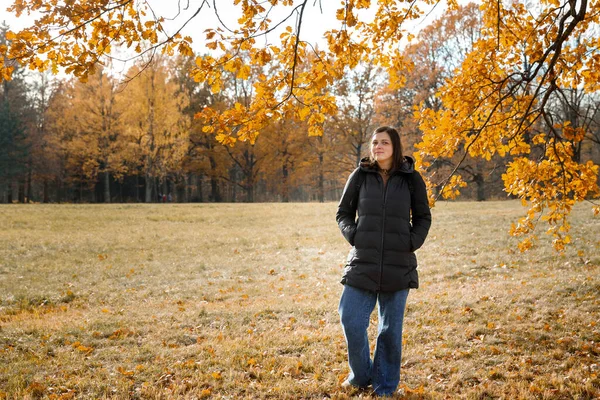 秋天公园里穿着羽绒服的女人 — 图库照片