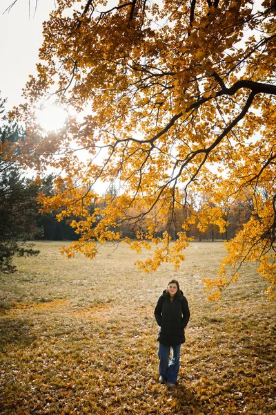 Žena v podzimní bundě v podzimním parku — Stock fotografie