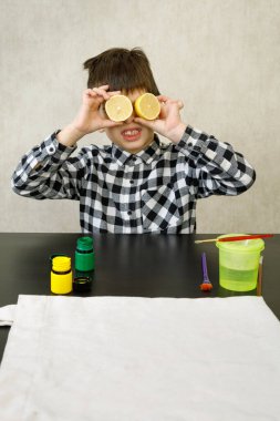 El yapımı özel parmak izi kalıbı. Diy Printing, limonları kıyafetlere damgaladı. Adım adım talimatlar