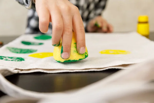 Patrón de impresión exclusiva hecha a mano. bricolaje Impresión Sellos limones en la ropa. instrucción paso a paso — Foto de Stock