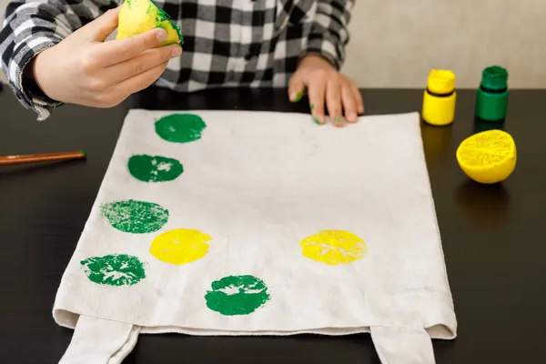 Patrón de impresión exclusiva hecha a mano. bricolaje Impresión Sellos limones en la ropa. instrucción paso a paso — Foto de Stock