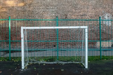 Şehirde eski boş futbol sahası